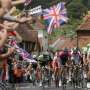 Hambatan Pebalap Tour de France: Penonton "Selfie" di Tengah Jalan