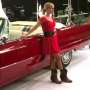 Reese Witherspoon Berpose dengan Cadillac Eldorado