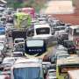 Kendaraan Pemudik Antre Panjang di Gerbang Tol Cikampek
