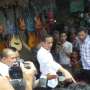 Kunjungi Pasar di Solo, Jokowi Main Gitar