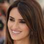 Penelope Cruz Sutradarai dan Bintangi Iklan Pakaian Dalam