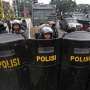 Polisi Bentrok dengan Massa Pendukung Prabowo