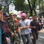 Massa Kembali Mencoba Berhadapan dengan Polisi