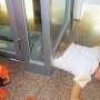 Mabuk Berat, Pemuda Ini Terjepit di Ruang ATM