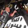Bayi Berpose dengan Senjata, Granat dan Bendera ISIS