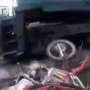 Main-main di Rel, Pemotor Nyaris Digilas Kereta