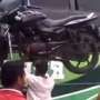 Cuma di India, Orang Angkat Motor Pakai Kepala
