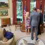 Bosan Ditinggal "Ngobrol" Obama, Bocah Ini Benamkan Kepala di Sofa