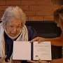 75 Tahun Menanti, Seorang Nenek Akhirnya Dapat Ijazah SMA