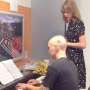 Kunjungi Rumah Sakit, Taylor Swift Berduet dengan Penderita Leukimia