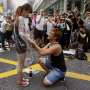 Lamaran Romantis di Tengah Aksi Massa di Hongkong