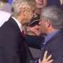 Kesal, Wenger Damprat dan Dorong Mourinho