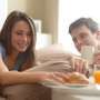 Ajak Mandi Bareng! 8 Cara Romantis Membangunkan Pasangan di Pagi Hari