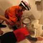 Tangan Nenek Malang Ini Terjepit di Lubang Toilet