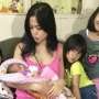 Jessica Iskandar Susui Bayi Ketiga