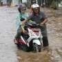 Banjir, Pengendara Motor Paksa Lewat Gerbang Tol Tanjung Priok 1