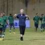 Riedl Keluhkan Lapangan Stadion Hang Day