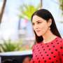 Di Usia 50 Tahun, Aktris Ini Dipercaya Menjadi Bond Girl
