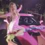 Paris Hilton Dandani Corvette-nya dengan Warna Pink