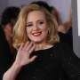 Adele Pamerkan Anaknya saat Tiba di New York