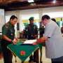 TNI di Papua Berbagi Cangkul dengan Petani