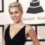 Ow, Miley Cyrus 'Raba' Payudara Katy Perry