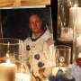 "Benda-benda Bulan" Ditemukan dalam Lemari Neil Armstrong