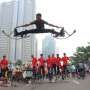 Ini Bukan Akrobat, Tapi "Jumping Stilts"