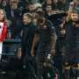 Diwarnai Kerusuhan, Roma Singkirkan Tuan Rumah Feyenoord