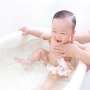 Ini Manfaatnya Mandi Bagi Bayi