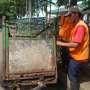 Petugas Ini Nikmati Pekerjaannya Walau Selalu Bersama Sampah