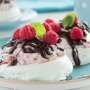 Meringue Isi Yogurt Stroberi yang Yummy