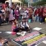 Pakai Celemek dan Bawa Ember, PRT Semarang Tuntut Perlindungan