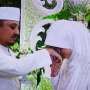 Lucu, Suami Yulia Rachman Cium Tangan Adik Ipar