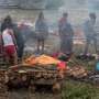 24 Jam Berpelukan dengan Mayat Korban Gempa Nepal