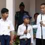 Panas-Panas, Anak SD Papua Sambut Jokowi di Pinggir Jalan