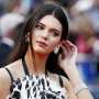 Ada Tanda Cupang di Leher Kendall Jenner dan Anwar Hadid?