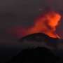 Raung Lontarkan Lava Pijar