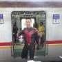 Wih, Ada 'Manusia Semut' di Commuter Line