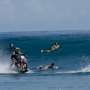Lelaki Ini Berselancar dengan Motor Trail