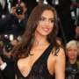 Irina Shayk dan Bradley Cooper Berciuman Panas di Pantai