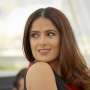 Ultah ke-55, Salma Hayek Masih Cantik dan Seksi Kenakan Swimsuit