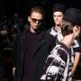Terpeleset saat Fashion Show, Model Pria Ini Lakukan Hal Epik