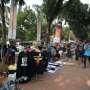 Trotoar GBK Disulap Jadi Pasar Kaget