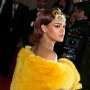 Rihanna Akui Taylor Swift Jadi Panutan, Dirinya Tidak