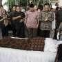 Jasad Adnan Buyung Dimasukkan ke dalam Peti Jenazah