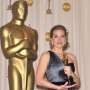 Ini Alasan Kate Winslet Simpan Piala Oscar di Toilet