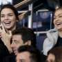 Rihanna dan 2 Model Cantik di Tribun PSG