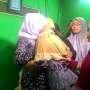 Ibunda Bocah Dalam Kardus Pingsan Dipelukan Menteri Khofifah