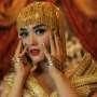 Hiara Cleopatra Pakai Wig Emas Asli di "Begal Cinta"